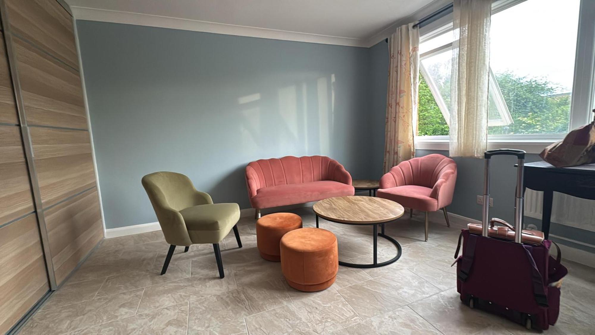Apartment Flat With Full Kitchen, Large Bed, Park View & Lots Of Parking By Mk Centre, Shops, Malls, Restaurants, Attractions, Near Hospital Self-checkin