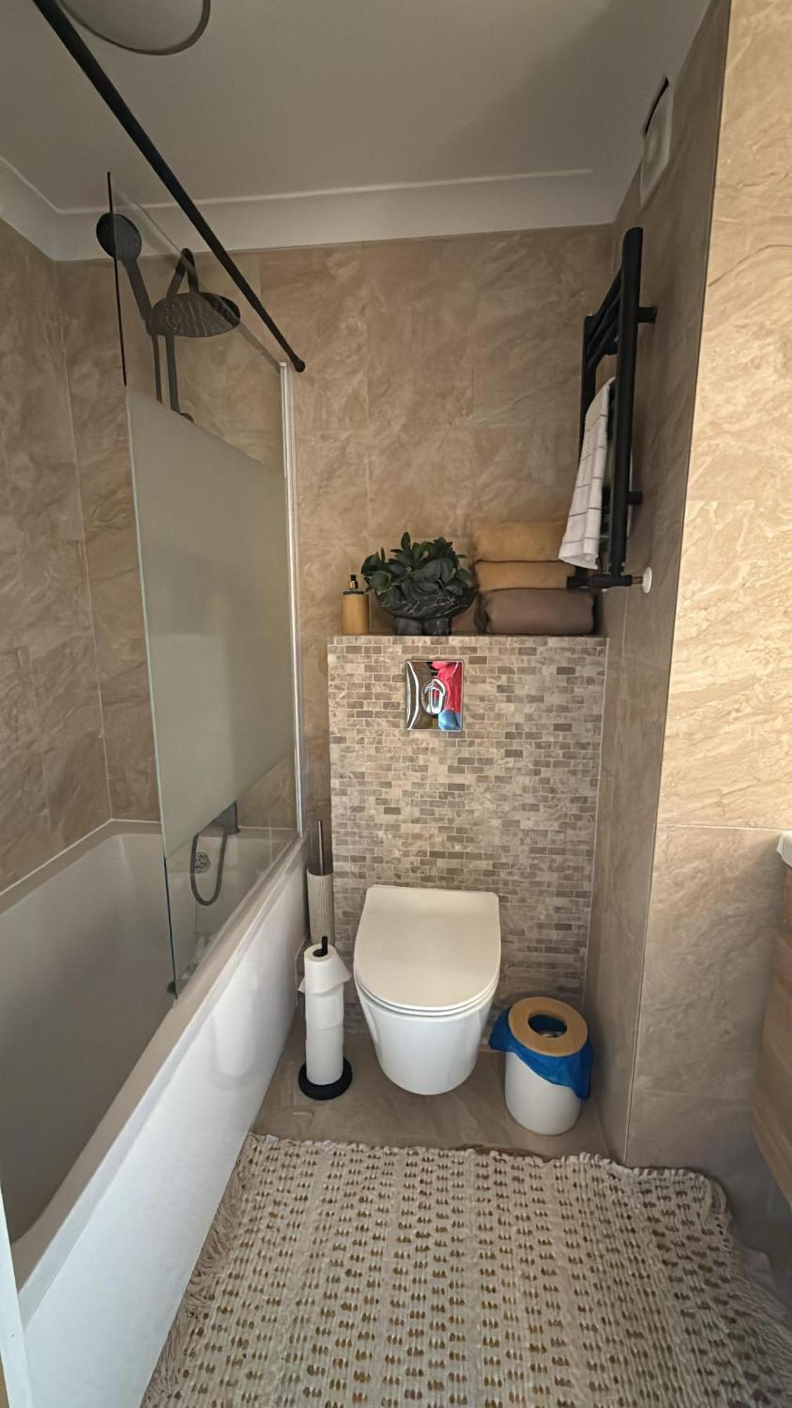 Flat With Full Kitchen, Large Bed, Park View & Lots Of Parking By Mk Centre, Shops, Malls, Restaurants, Attractions, Near Hospital Self-checkin Apartment Milton Keynes