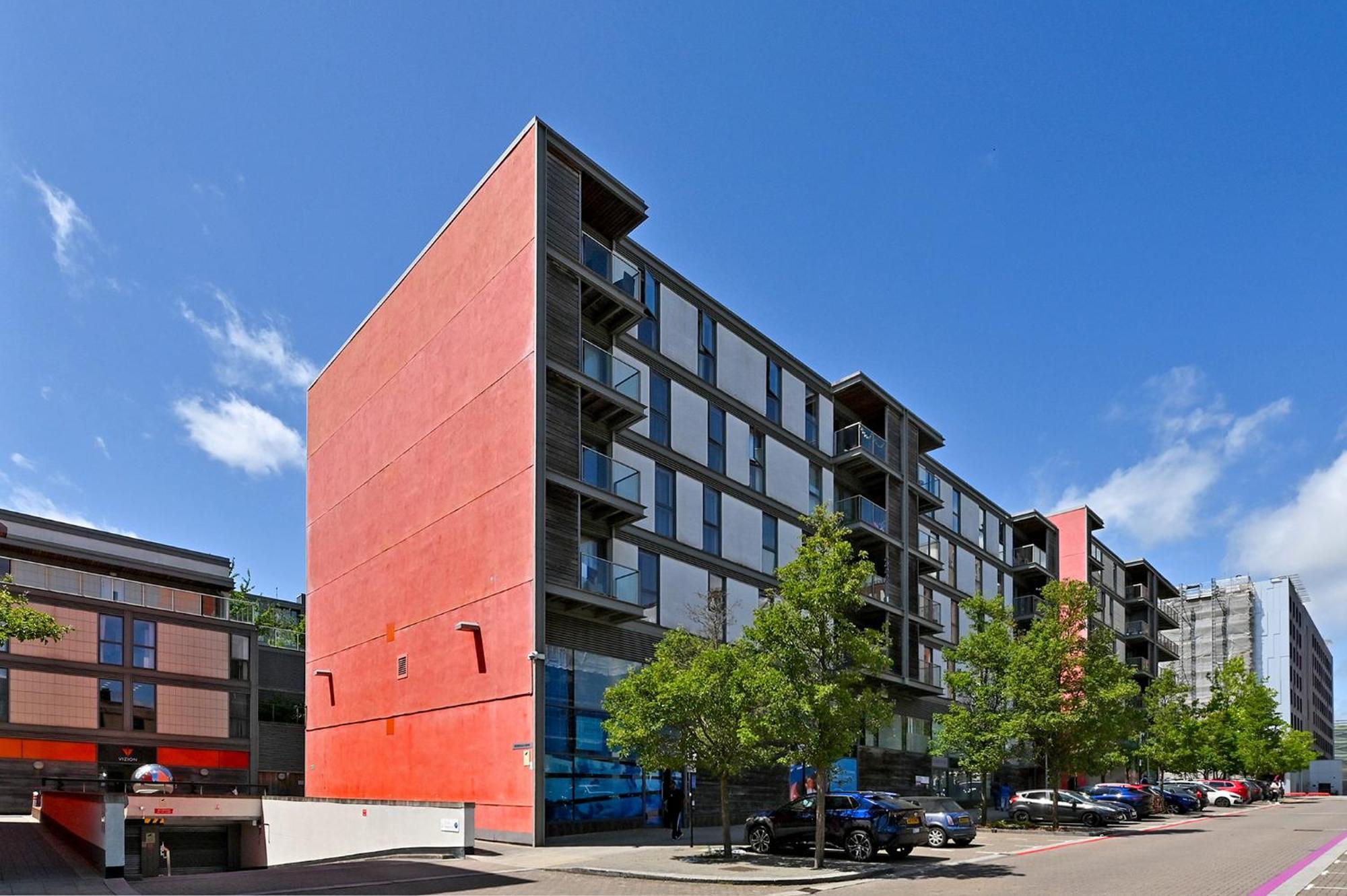 Apartment The Vizion Serviced From Pincott - Free Parking, Private Balcony, And Wifi