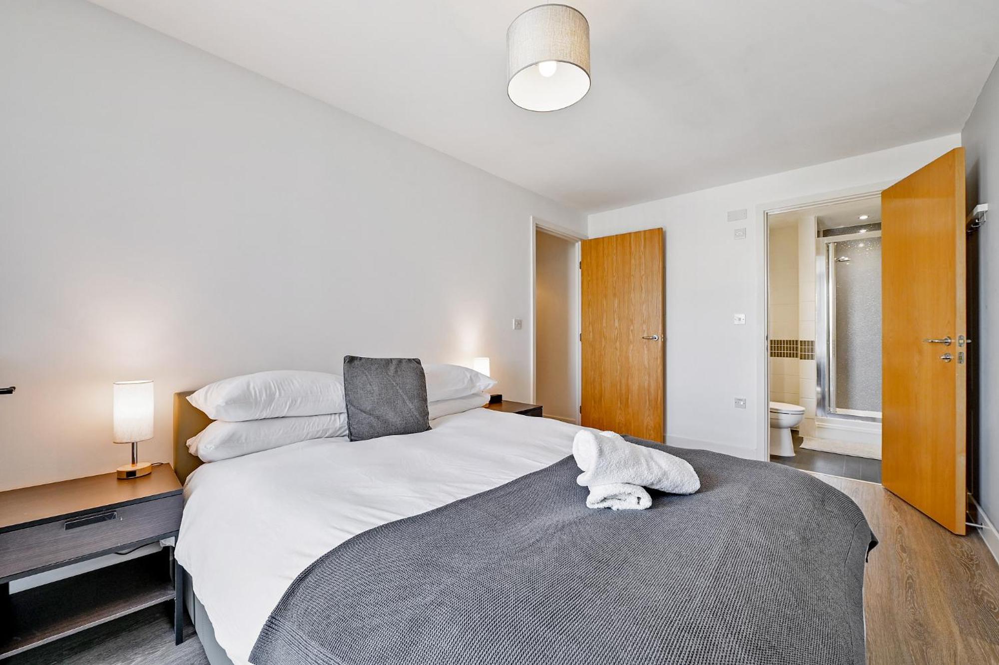 Apartment The Vizion Serviced From Pincott - Free Parking, Private Balcony, And Wifi Milton Keynes
