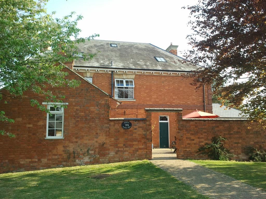 Furtho Manor Farm Bed & Breakfast 3*