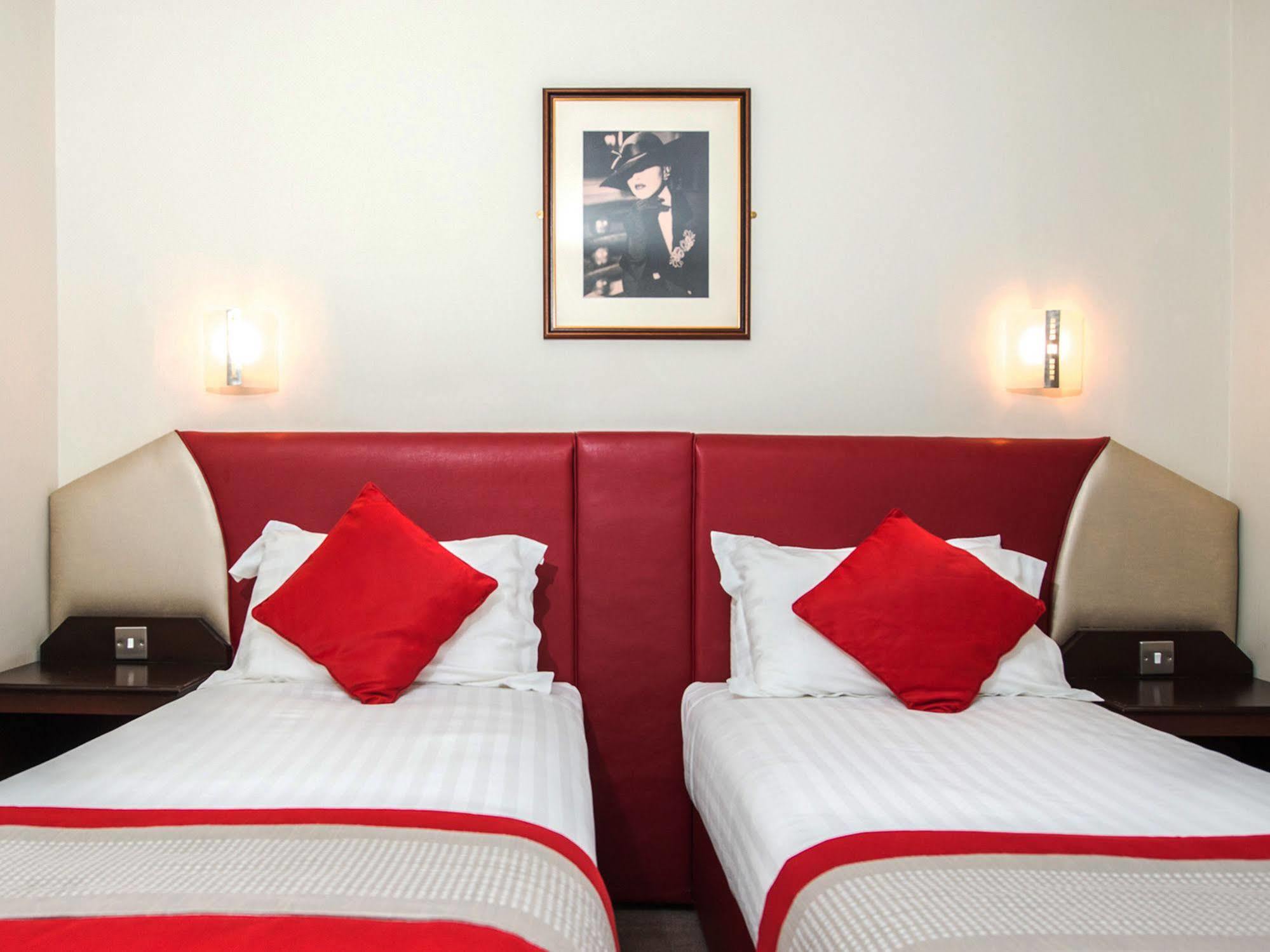 Peartree Waterside Hotel 3*