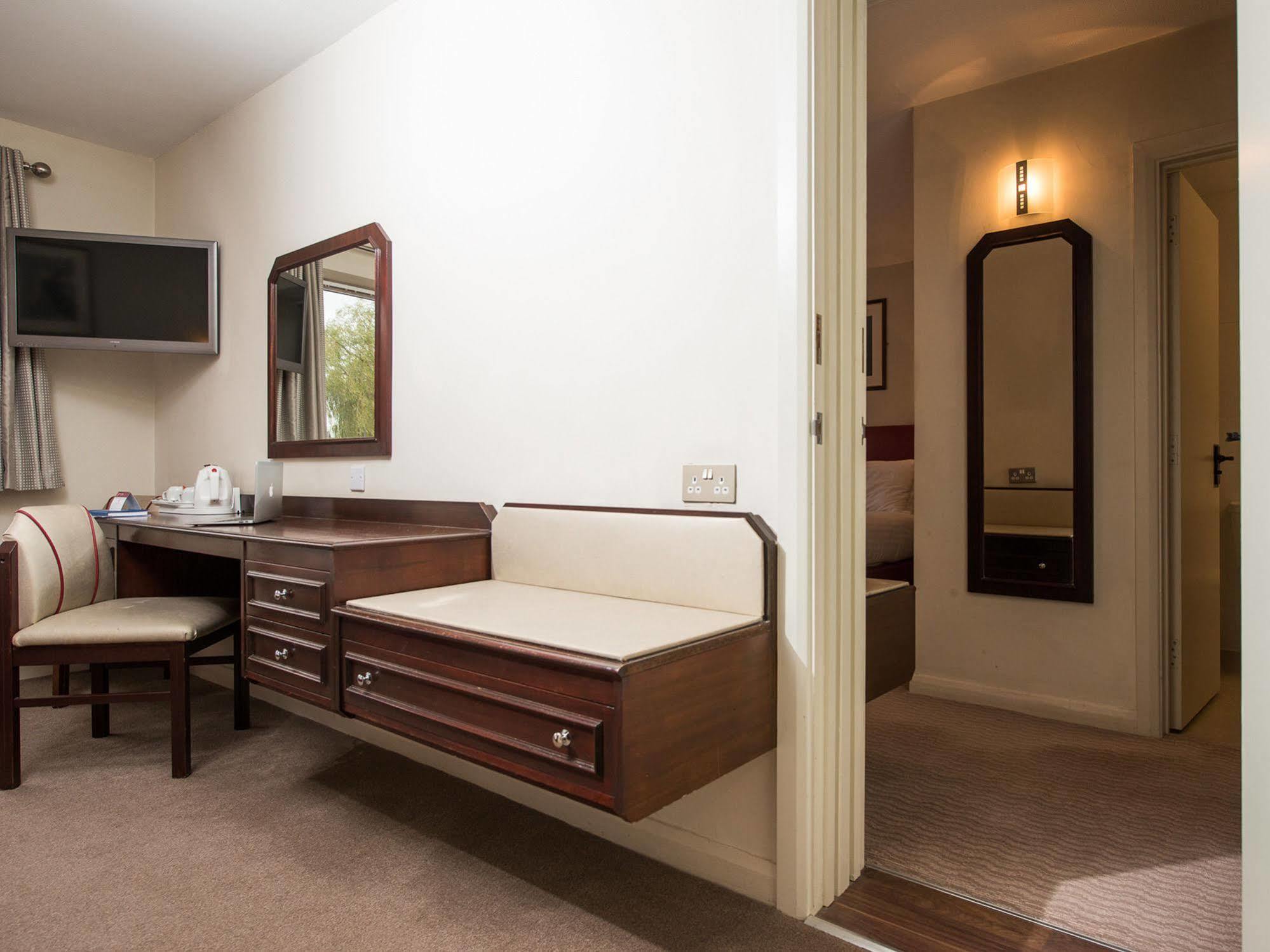 Peartree Waterside Hotel Milton Keynes