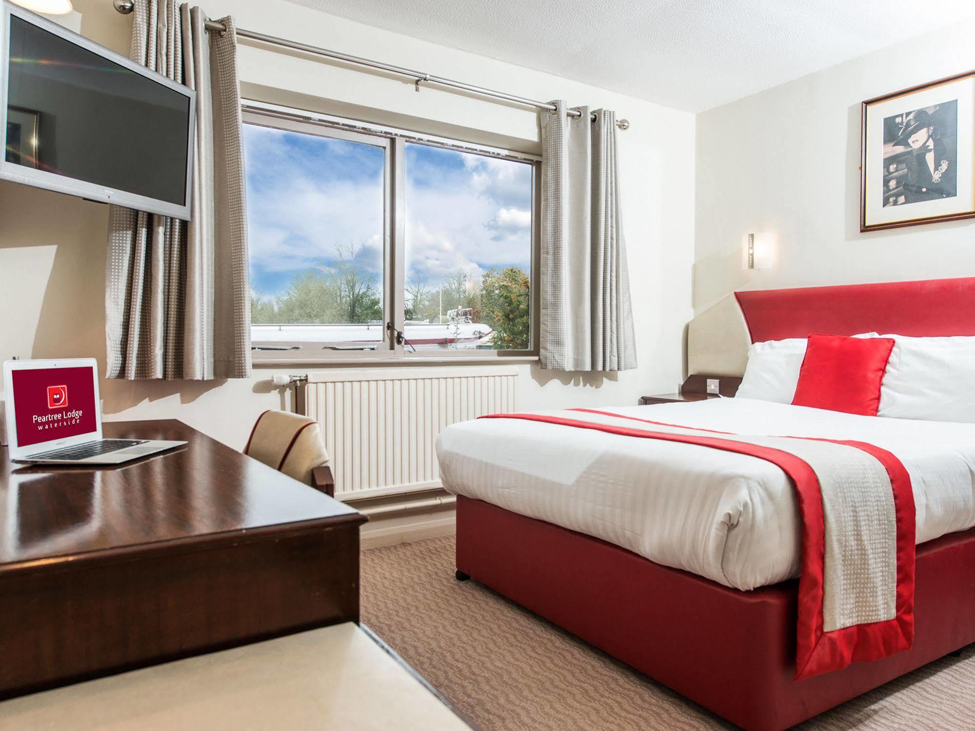 Peartree Waterside Hotel 3*