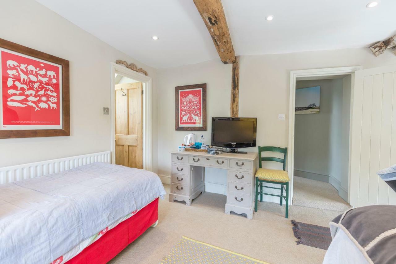 Bed & Breakfast Church End 3*