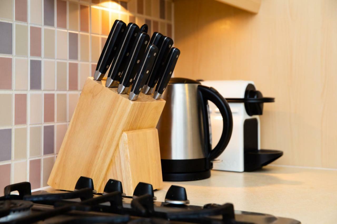 Apartamento Brightleap Apartments: Modern Home-away With Entertainment & Amenities