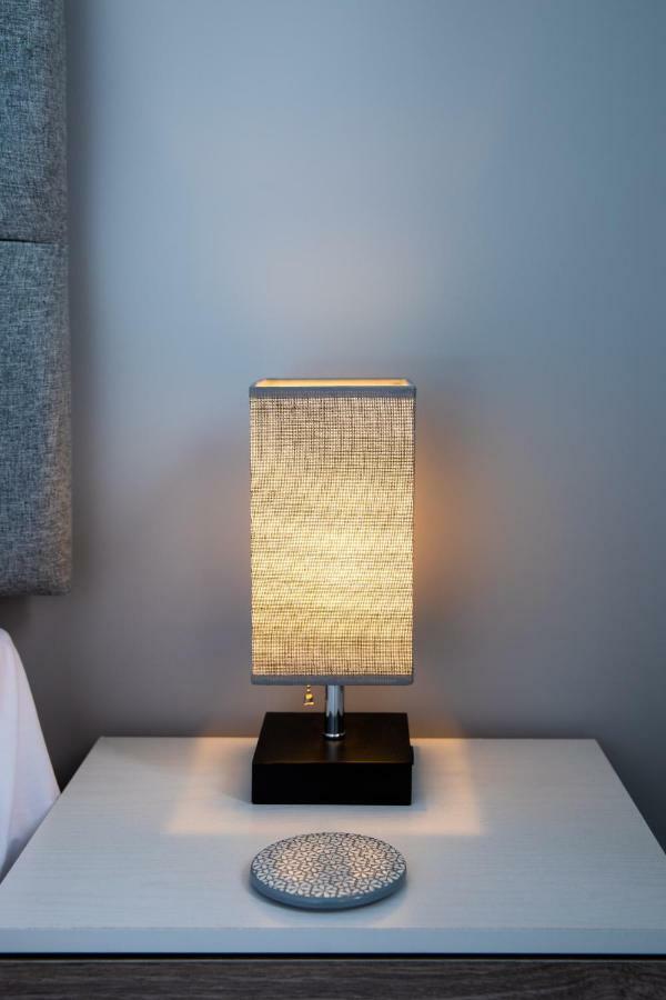 Apartamento Brightleap Apartments: Modern Home-away With Entertainment & Amenities