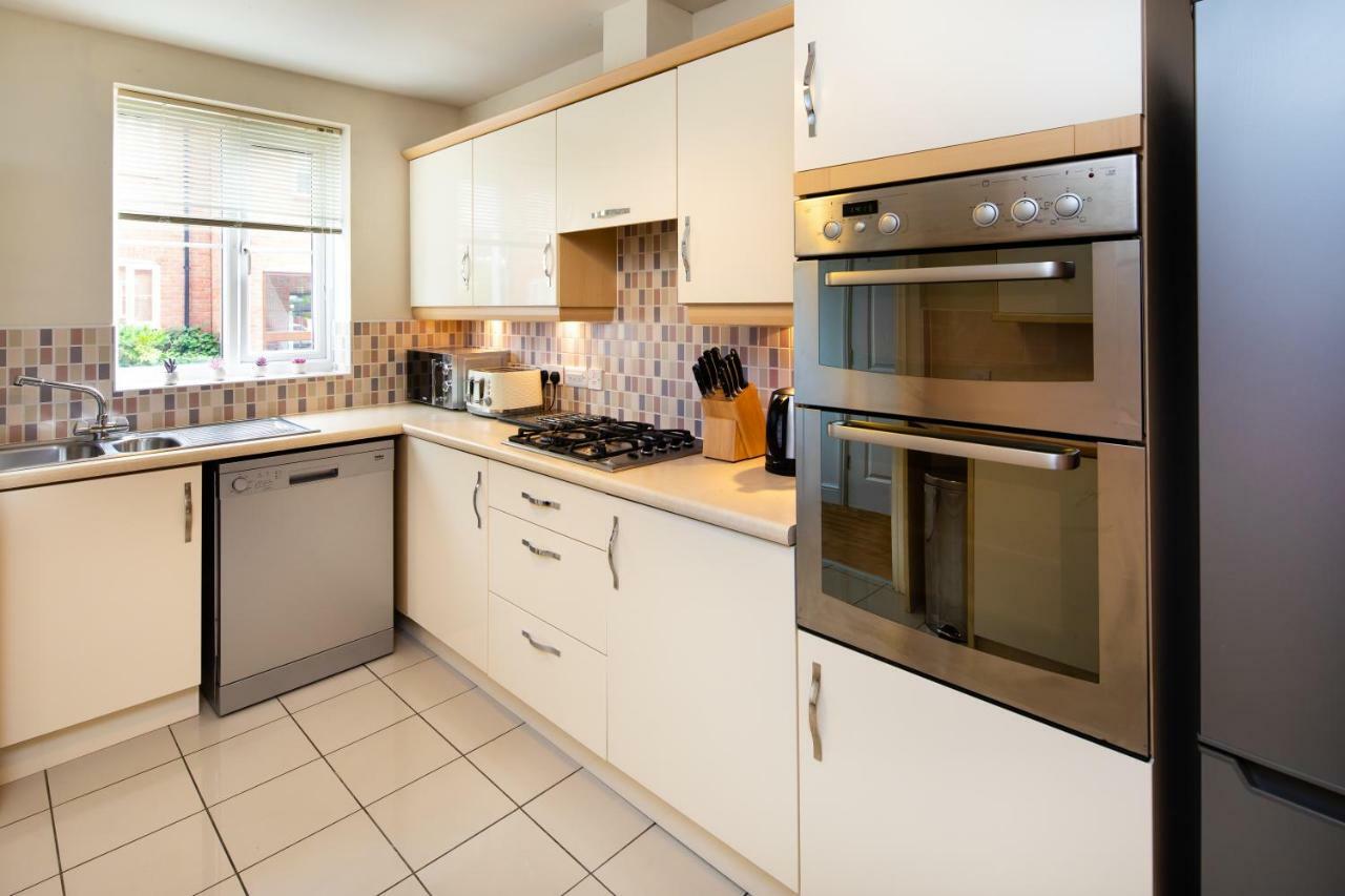 Brightleap Apartments: Modern Home-away With Entertainment & Amenities