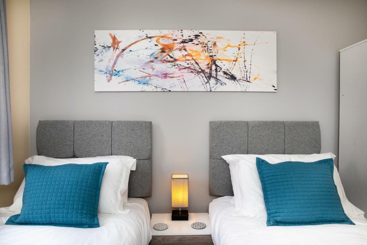 Apartamento Brightleap Apartments: Modern Home-away With Entertainment & Amenities
