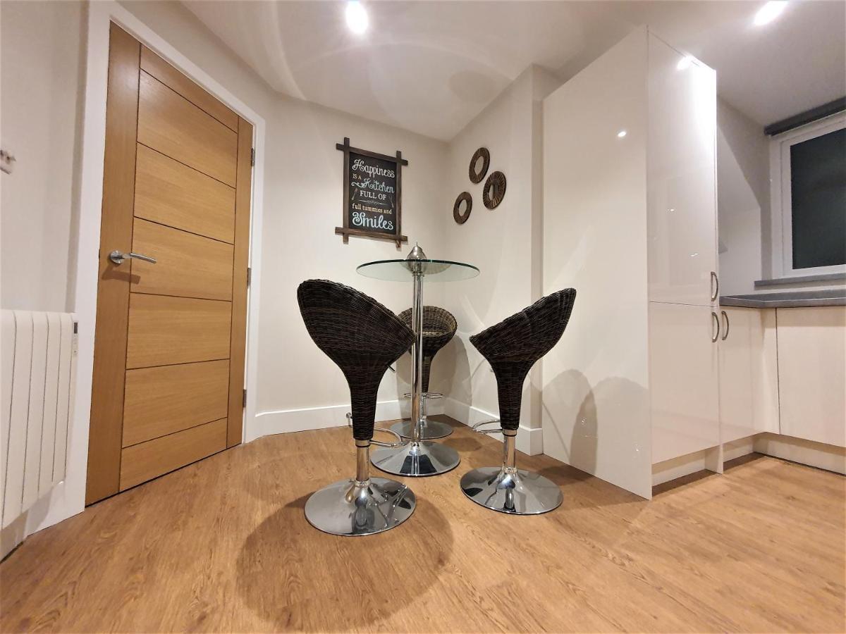 Spacious Contractor House For Large Groups- Up To 4 Private Parking By Ideyfine Apartment Milton Keynes