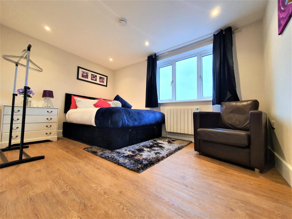 Spacious Contractor House For Large Groups- Up To 4 Private Parking By Ideyfine * Milton Keynes