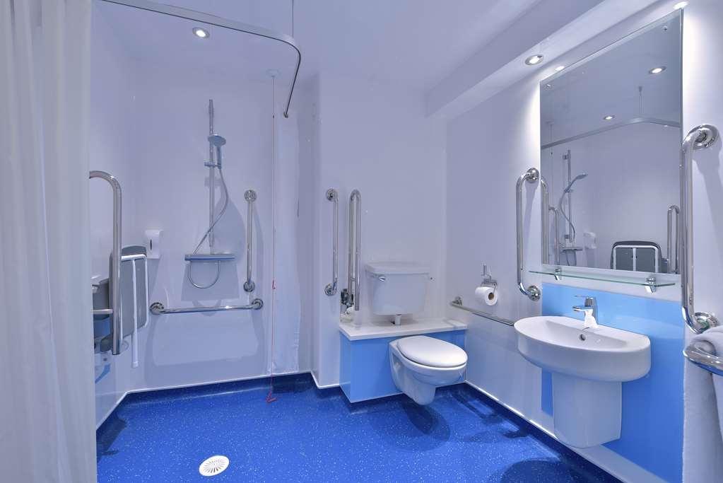 Travelodge Shenley Church 3*