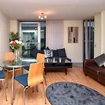 The Hub - Spacious, Bright And Modern With Free Parking