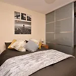 The Hub - Spacious, Bright And Modern With Free Parking