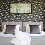 Homely And Budget Friendly 3 Bed House Sleeps 6 Free Parking!