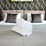 Homely And Budget Friendly 3 Bed House Sleeps 6 Free Parking!