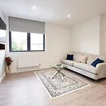Luxustay Milburn House