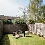 The Oval House By Silva Cmk Stylish House With Garden & Parking Eco-Serviced Accommodation