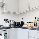 The Oval House By Silva Cmk Stylish House With Garden & Parking Eco-Serviced Accommodation