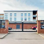 Oakgrove Apartment - 2 Bedroom With Terrance And Private Parking