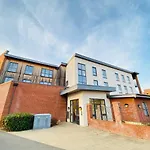 Oakgrove Apartment - 2 Bedroom With Terrance And Private Parking