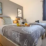 Petworth House - Central Milton Keynes - Smart Tvs, Pool Table, Garden And Free Parking By Yoko Property