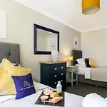 3 Bedroom Apartment, Free Parking & Fast Wifi, 65 Inch Smart Tv