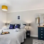 3 Bedroom Apartment, Free Parking & Fast Wifi, 65 Inch Smart Tv