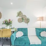 Cosy Two Bed Apartment For Family And Contractors Milton Keynes By O&J Real Estate