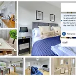 The Bernstein House \'Green Award\' A Calm & Beautiful Executive House I Spacious Garden W Furniture I Parking I Eco-Short Term Let By Silva