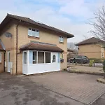 Detached House - 5 Mins Drive To City Centre - Free Parking, Fast Wi-Fi And Smart Tv With Sky Tv And Netflix By Yoko Property
