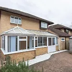 Detached House - 5 Mins Drive To City Centre - Free Parking, Fast Wi-Fi And Smart Tv With Sky Tv And Netflix By Yoko Property