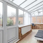 Detached House - 5 Mins Drive To City Centre - Free Parking, Fast Wi-Fi And Smart Tv With Sky Tv And Netflix By Yoko Property