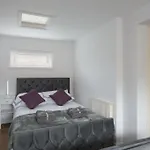Detached House - 5 Mins Drive To City Centre - Free Parking, Fast Wi-Fi And Smart Tv With Sky Tv And Netflix By Yoko Property