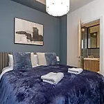Prime City Centre Location, The Juke Box Suite, Secure Gated Free Parking Space, Unique Stylish Apartment, Two Bathrooms