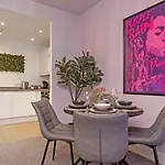Prime City Centre Location, The Juke Box Suite, Secure Gated Free Parking Space, Unique Stylish Apartment, Two Bathrooms