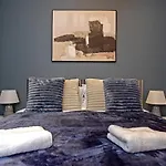 Prime City Centre Location, The Juke Box Suite, Secure Gated Free Parking Space, Unique Stylish Apartment, Two Bathrooms