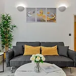 Stylish 2 Bedroom Apartment, 2 Bathrooms, Free Parking For All Guest, Wifi, Sky, Netflix, Walking Distance To City Centre, Sleeps 5, Outside Patio Space, Ground Floor