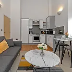 Stylish 2 Bedroom Apartment, 2 Bathrooms, Free Parking For All Guest, Wifi, Sky, Netflix, Walking Distance To City Centre, Sleeps 5, Outside Patio Space, Ground Floor
