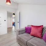 Infra Mews, Superb Delightful Apartments Perfect For Contractors & Long Stays, 1, 2 & 4 Bedroom, Wifi & Parking