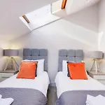 Infra Mews, Superb Delightful Apartments Perfect For Contractors & Long Stays, 1, 2 & 4 Bedroom, Wifi & Parking