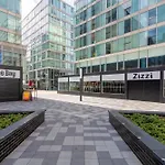 Central Hub Apartment With Balcony, Fast Wifi, Smart Tv And Free Parking