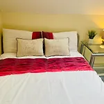 Charming Entire 2-Bedroom House In Milton Keynes