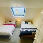 Charming Entire 2-Bedroom House In Milton Keynes