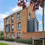 Elegant 4-Double Bedroom Townhouse, Great For Holidays, Professionals And Contractors -The Perfect Stay Away From Home