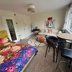 Milton Keynes Central Apartment Self-Checkin Flat With Kitchen, Large Bed, Park View, Lots Of Parking, Across Mk City Centre, Shops, Malls, Restaurants, Attractions & Near The Hospital