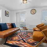 Elegant 4-Double Bedroom Townhouse, Great For Holidays, Professionals And Contractors -The Perfect Stay Away From Home