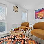 Elegant 4-Double Bedroom Townhouse, Great For Holidays, Professionals And Contractors -The Perfect Stay Away From Home