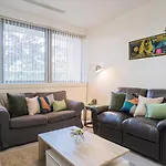 Sophisticated Two-Bedroom Apartment - Fast Wi-Fi, 7 Mins From Station, Ideal For Business Stays By Av Hughes Properties
