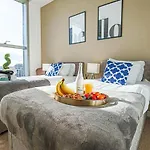 Penthouse Hub Apartment - Central Mk - Juliet Balcony, Free Parking, Fast Wi-Fi And Smart Tv With Netflix By Yoko Property